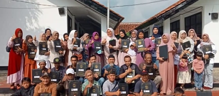 HADIR UTUH UNTUK MASA DEPAN YANG TANGGUH, AYAH MENGAMBIL RAPORT ANAK