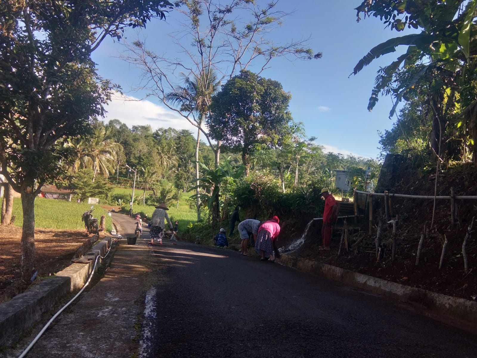 JUMAT BERSIH (JUMSIH), WUJUD KEPEDULIAN BERSAMA WARGA DESA CIOMAS
